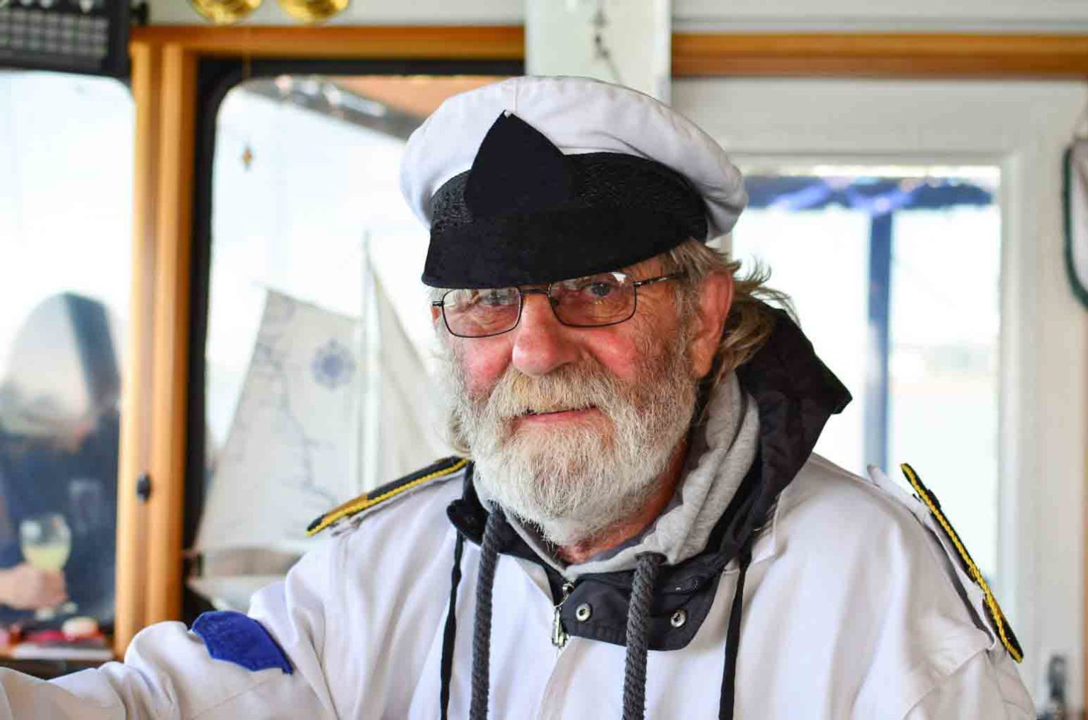 The waiter is tasting the wine. Life experiences quotes. Old experience. Девушка и бабуля общаются. Косплей джоджо мем голд экспириенс.