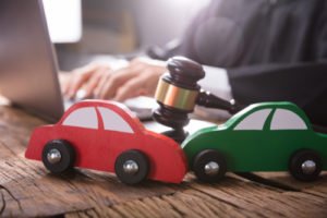 هل أحتاج إلى محامٍ لحادث سيارة صغير؟